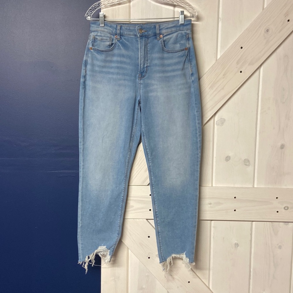 American Eagle raw hem light wash Soft Knit Denim, 6